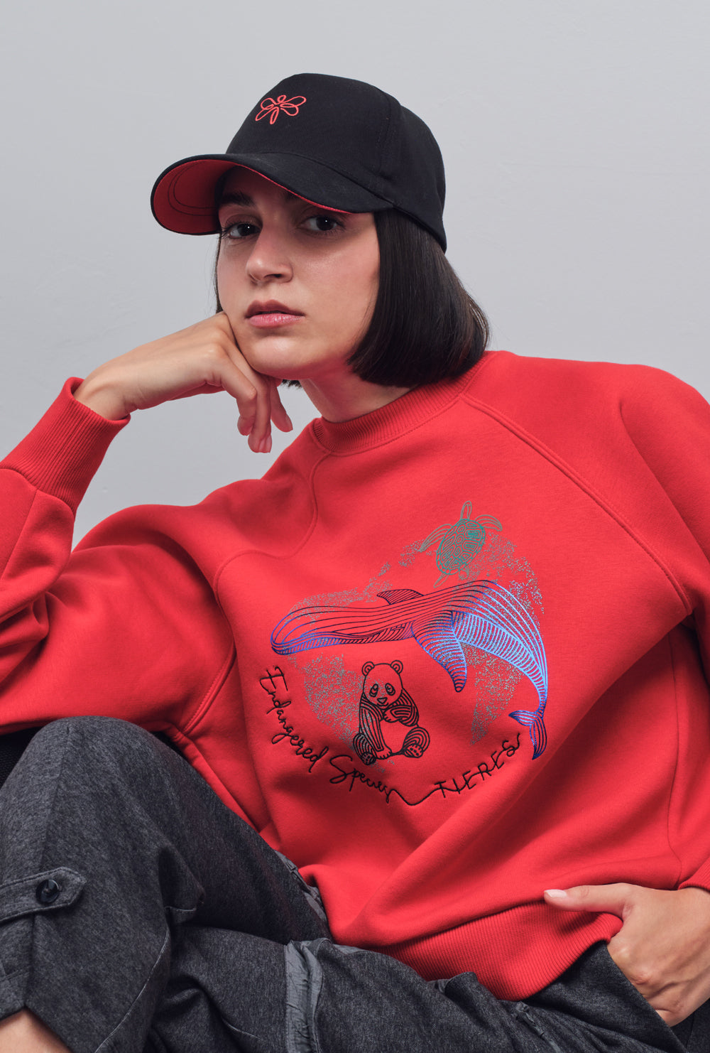 SOLID GRAPHIC SWEATSHIRT
