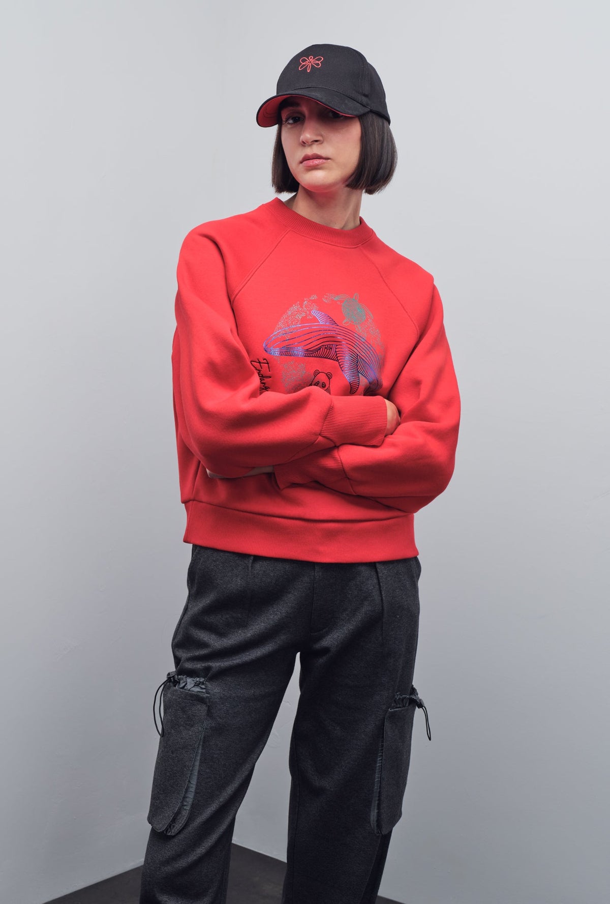 SOLID GRAPHIC SWEATSHIRT