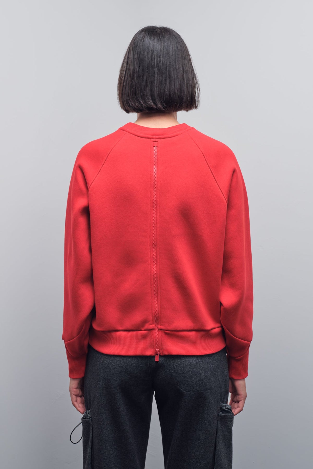 SOLID GRAPHIC SWEATSHIRT