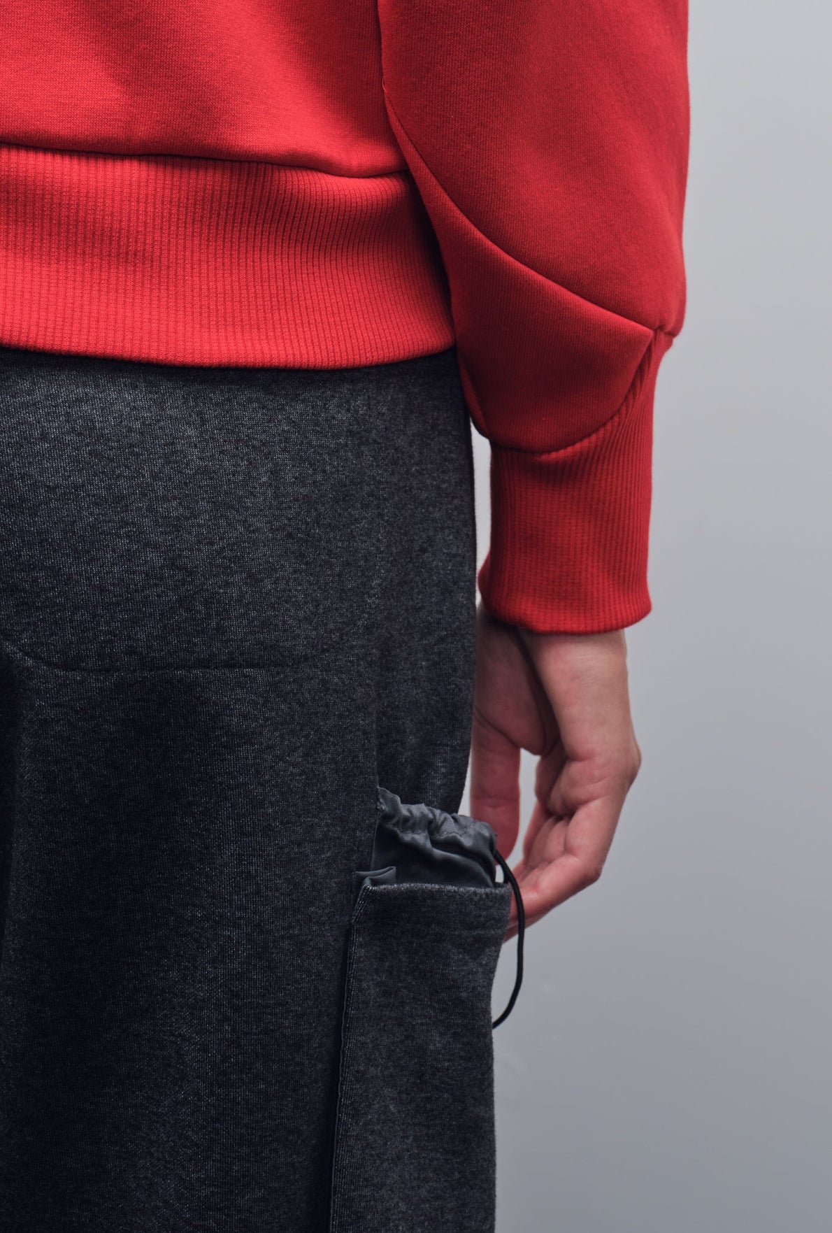 SOLID GRAPHIC SWEATSHIRT