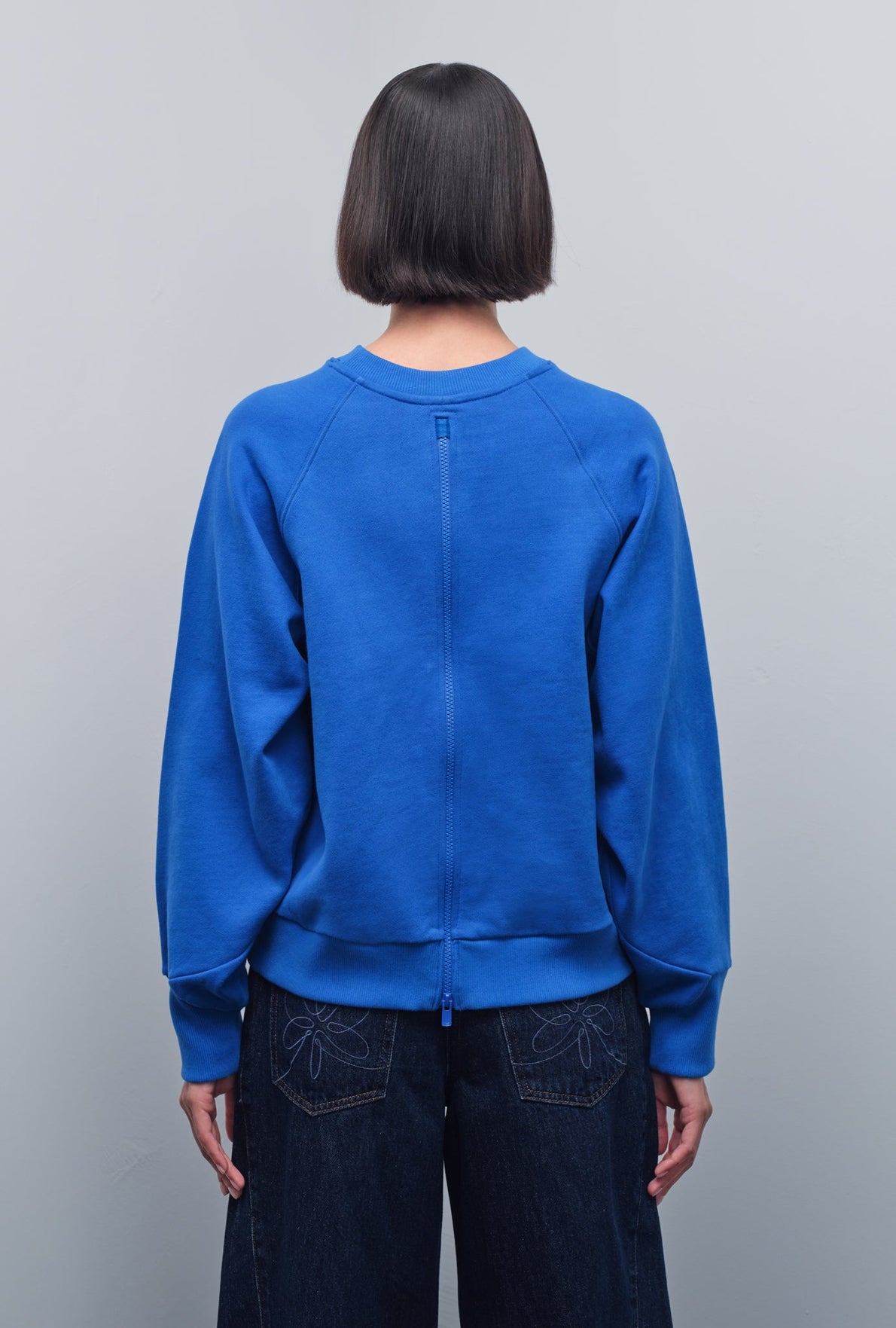 SOLID GRAPHIC SWEATSHIRT