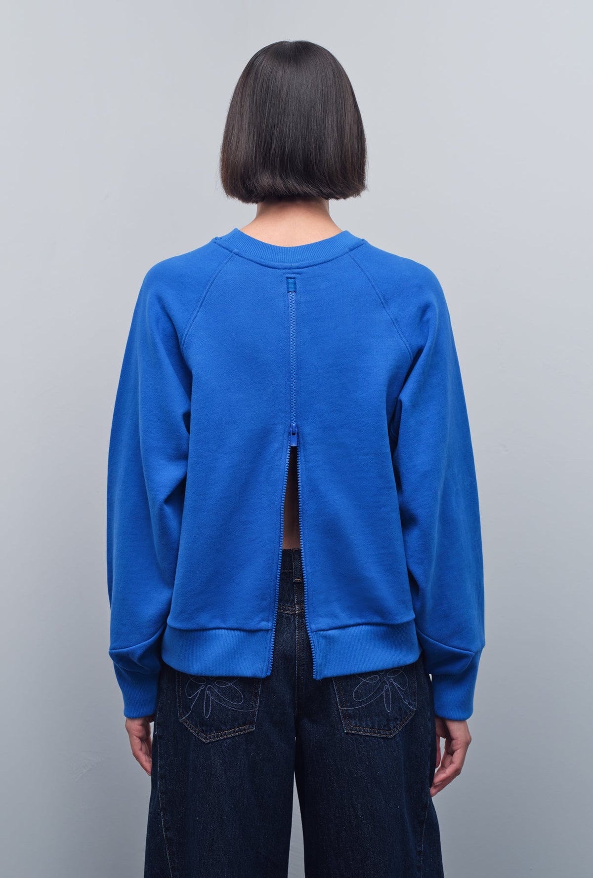 SOLID GRAPHIC SWEATSHIRT