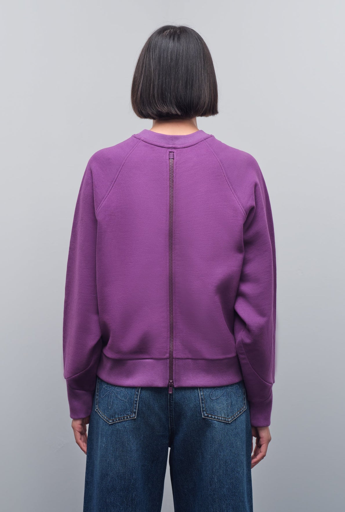 SOLID GRAPHIC SWEATSHIRT
