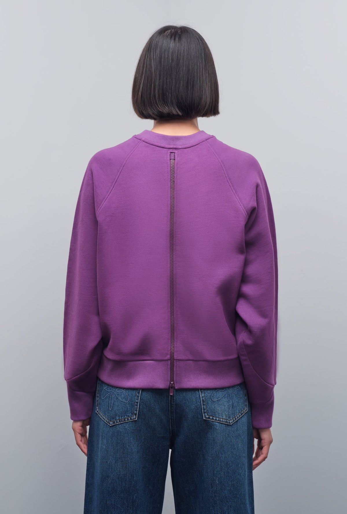 SOLID GRAPHIC SWEATSHIRT