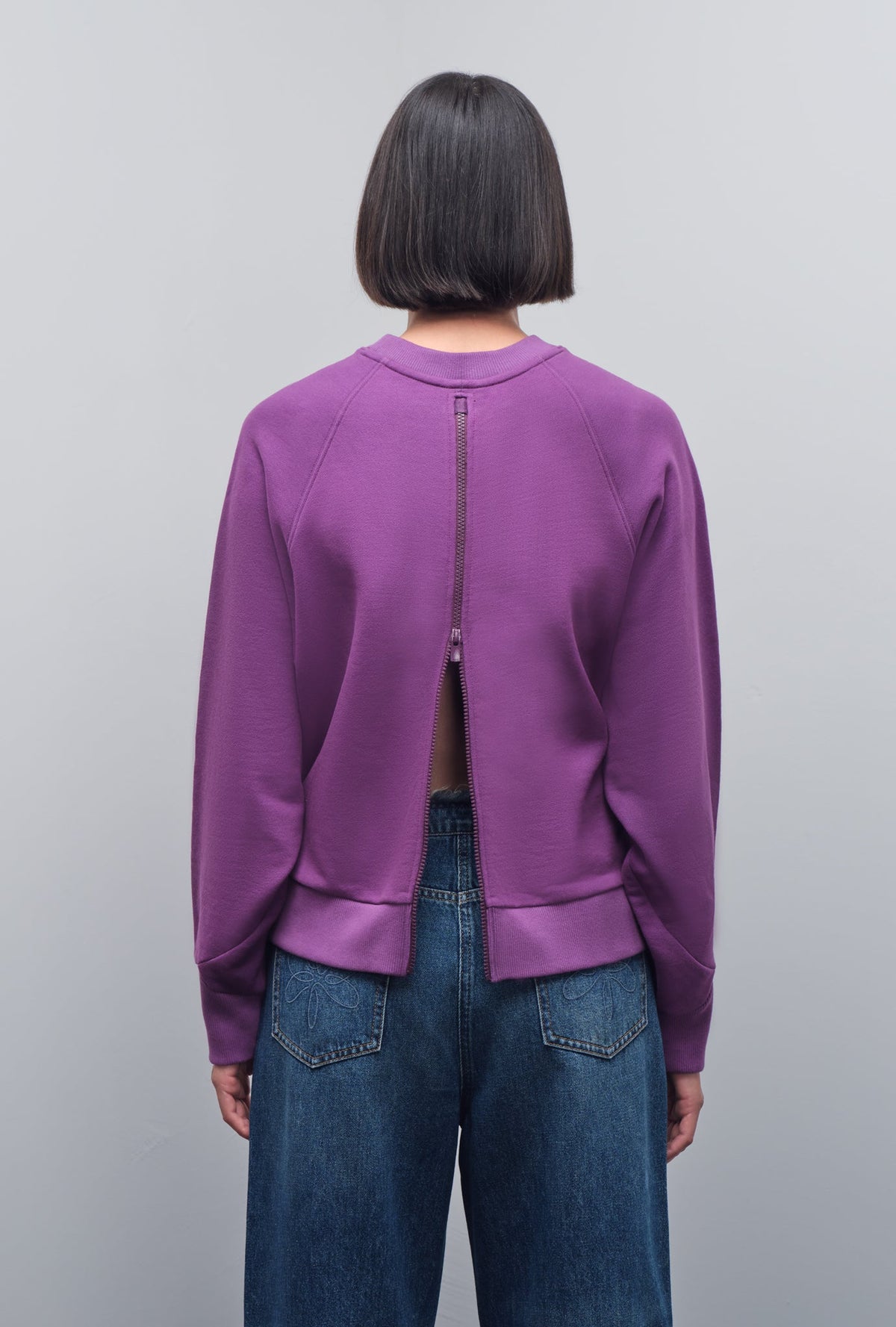 SOLID GRAPHIC SWEATSHIRT