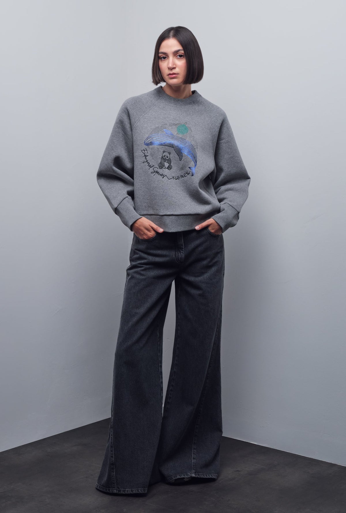 SOLID GRAPHIC SWEATSHIRT