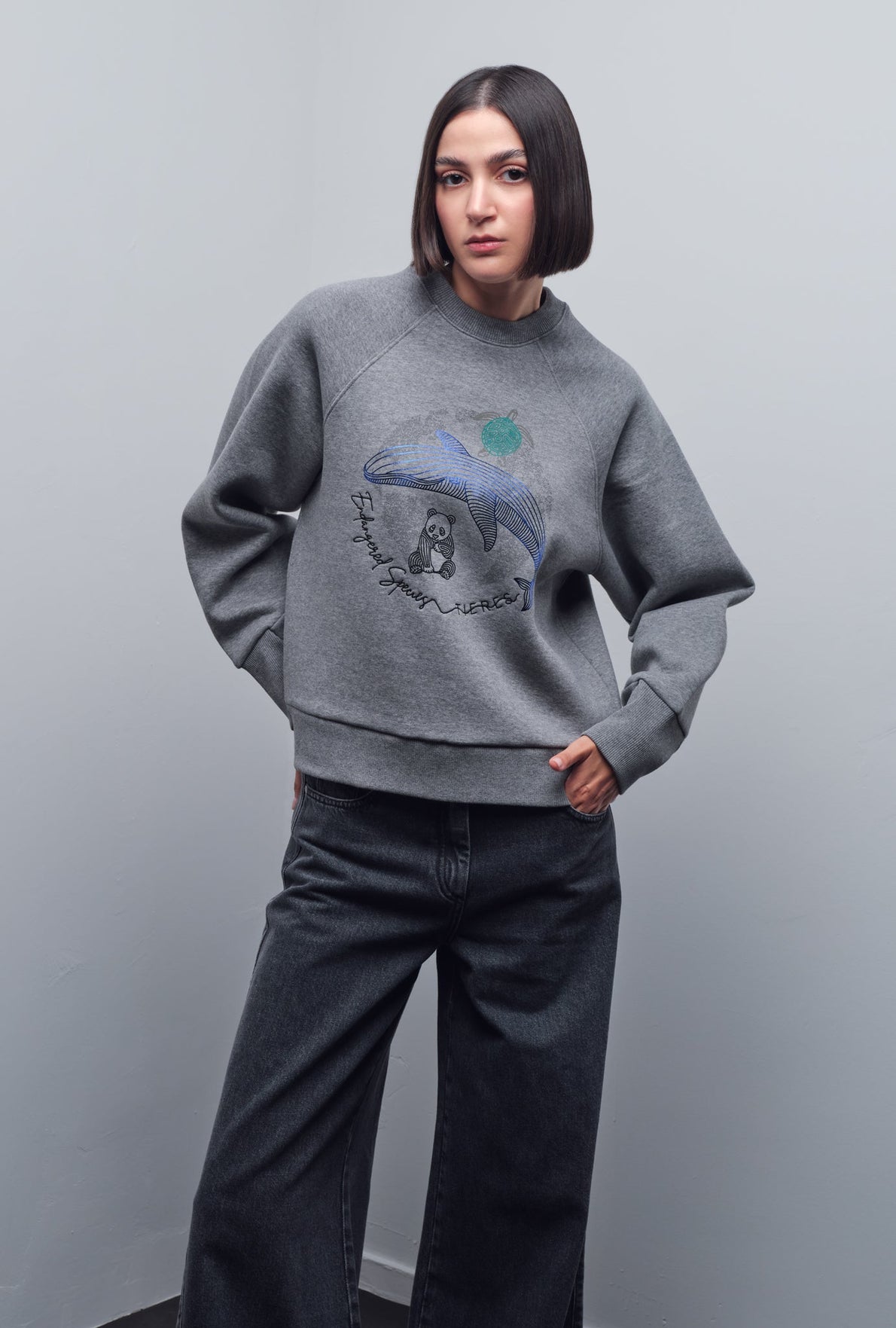 SOLID GRAPHIC SWEATSHIRT