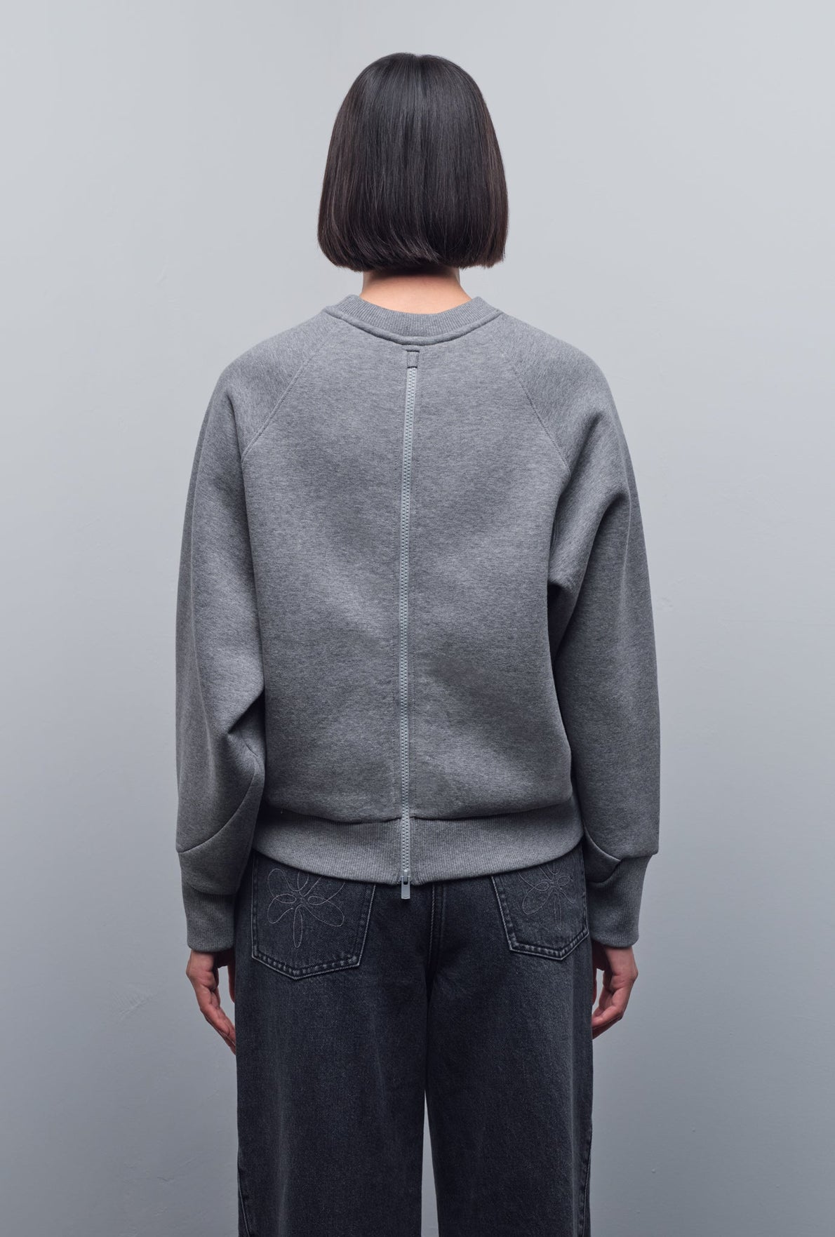 SOLID GRAPHIC SWEATSHIRT