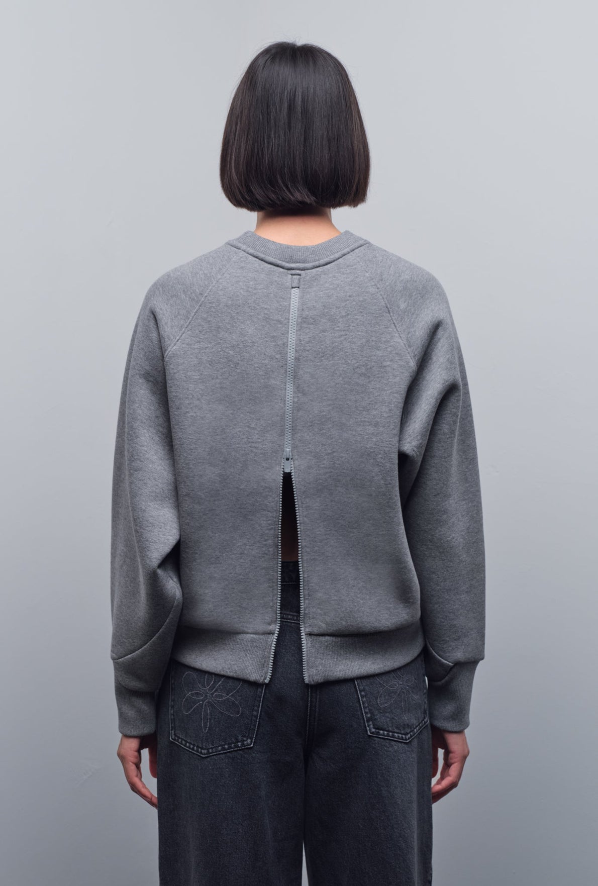 SOLID GRAPHIC SWEATSHIRT