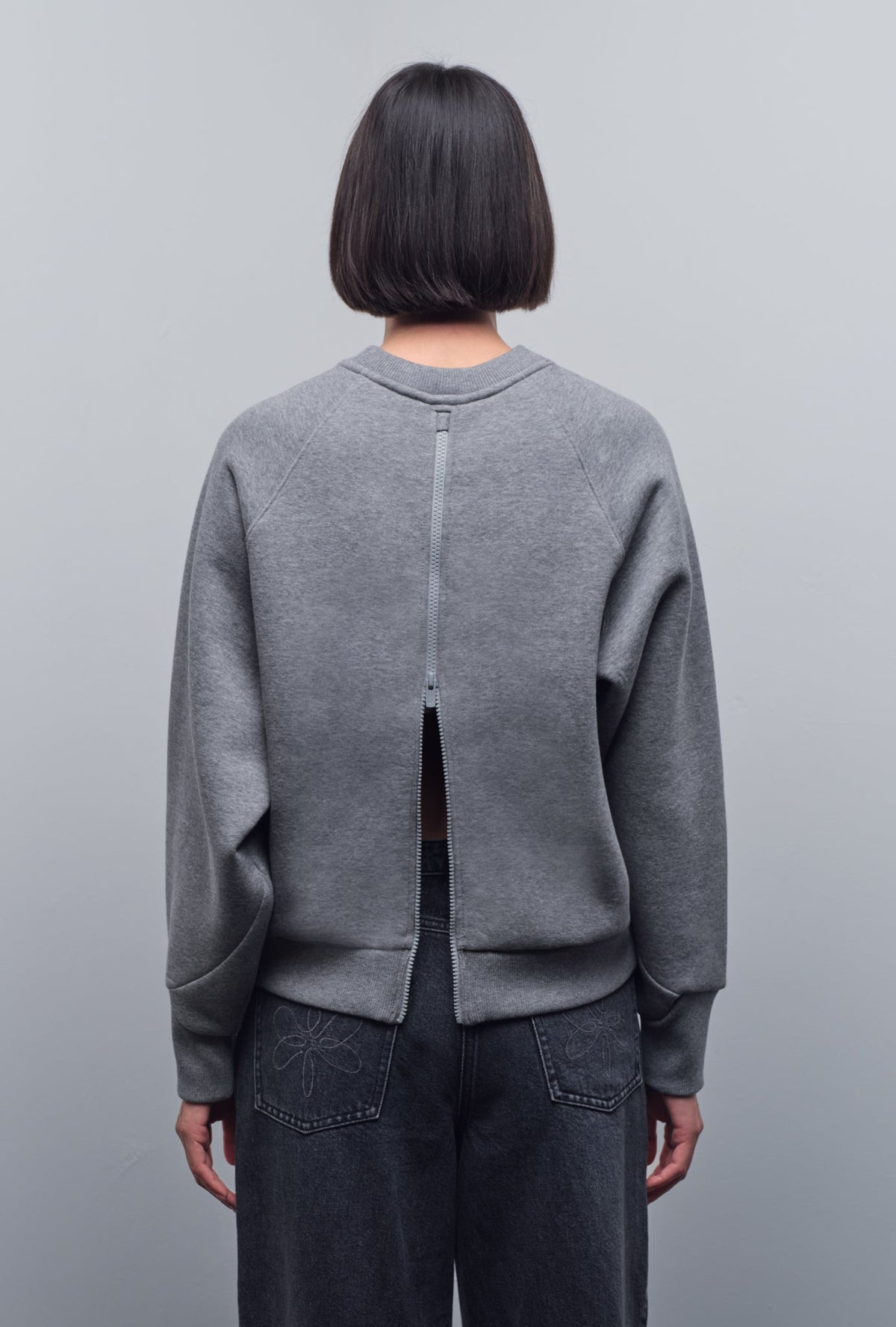 SOLID GRAPHIC SWEATSHIRT