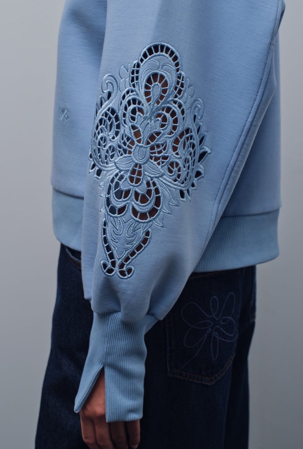 TELEN CUTWORK SWEATSHIRT